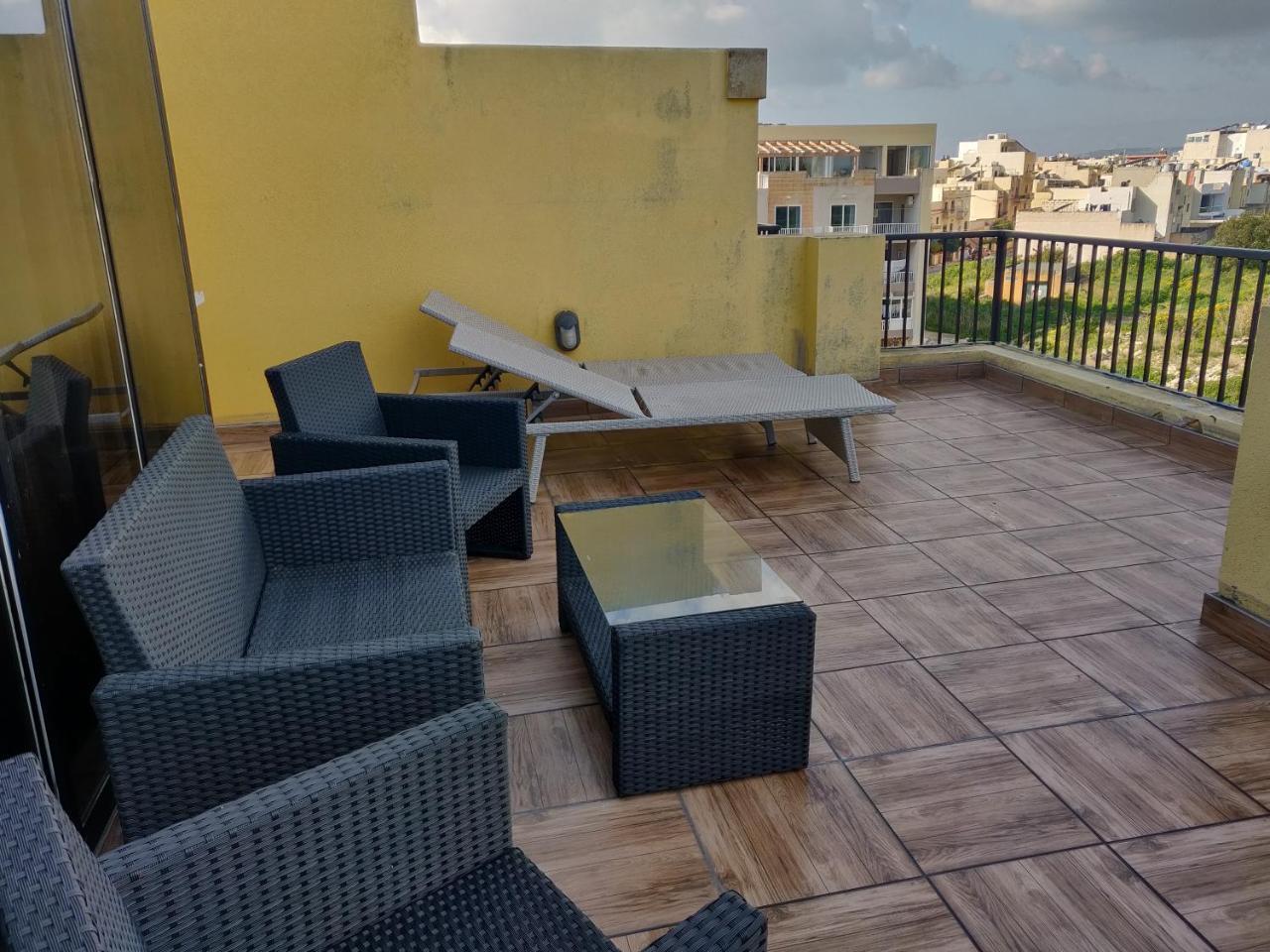 Appartamento Panoramic Penthouse In Marsascala Which Enjoys Sea And Country Views Marsaskala Esterno foto